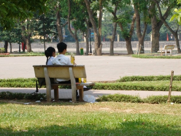 Một đôi bạn rủ nhau ra công viên Nghĩa Tân tránh nắng